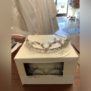 NWT Elen Henderson Crown